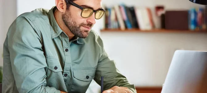 Travail sur écran : l’employeur doit payer les lunettes de vue du salarié