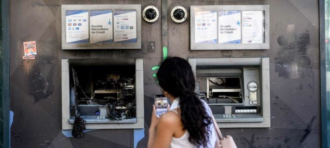 Violences urbaines : les agences bancaires encore et toujours ciblées par les casseurs Violences urbaines : les agences bancaires encore et toujours ciblées par les casseurs